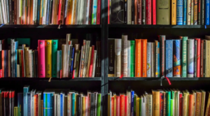 Enemies to lovers, fake dating, Slow burn... Conheça 10 tropes literárias